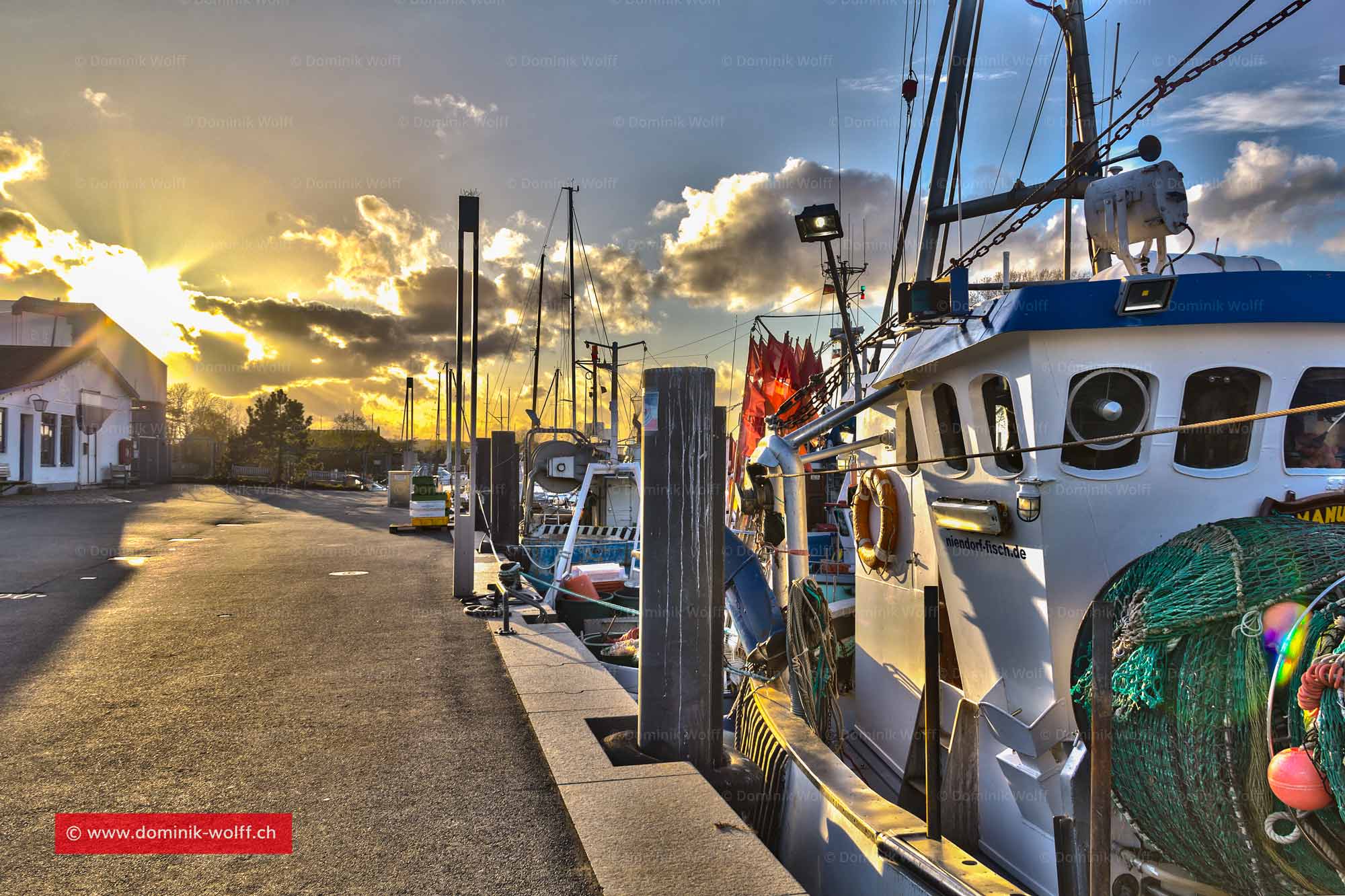 Bild + Foto - Fischerboot im Hafen Niendorf/Ostsee
