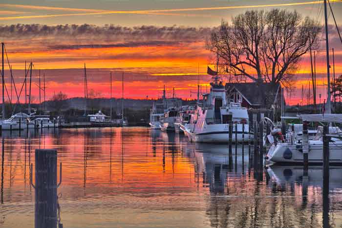 Der Tag endet im Niendorfer Hafen